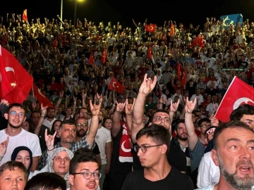 Milli takım sahada milyonlar ekran başında yarı final için ter döküyor
