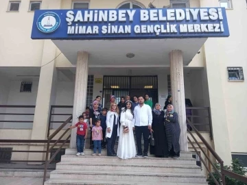 Mimar Sinan Gençlik Merkezi gelin adaylarının yanında
