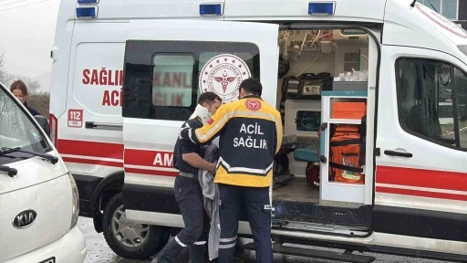 Minibüs ile otomobilin çarpıştığı kazada 3 kişi hafif şekilde yaralandı
