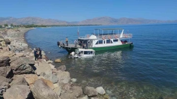 Minibüs Van Gölü’ne uçtu: 11 yaralı
