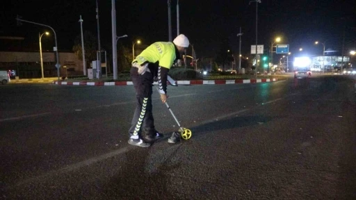 Minibüsün çarparak ölümüne neden olduğu gençten geriye ayakkabısı kaldı
