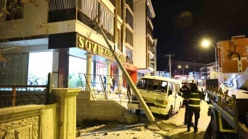 Minibüsün çarptığı elektrik direği balkona düştü: 3 yaralı
