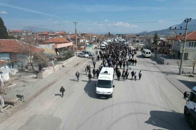 Minik Nazlı’yı son yolculuğuna tüm mahalleli birlikte uğurladı
