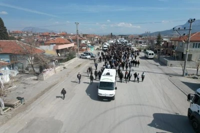 Minik Nazlı'yı tüm mahalleli uğurladı