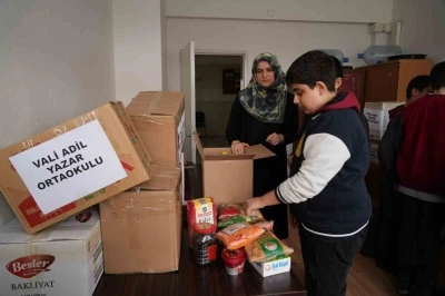 Minik öğrenciler harçlıklarıyla Ramazan kolisi hazırladılar
