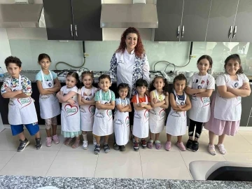 Minik şefler anneleri ile birlikte pizza yaptı