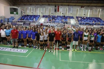 Minik voleybolcular Zafer Bayramı için oynadı
