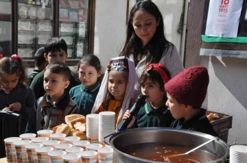 Minikler Çanakkale şehitlerinin son yemek menüsünü dağıttı
