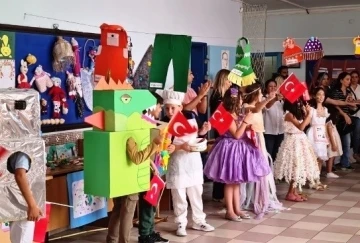 Minikler, çevrenin önemine hazırladıkları defile ile dikkat çekti
