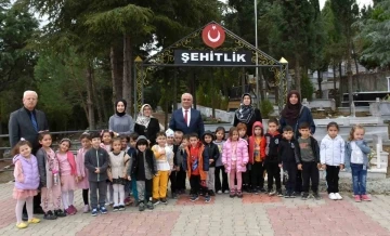 Miniklerden şehitlik ziyareti
