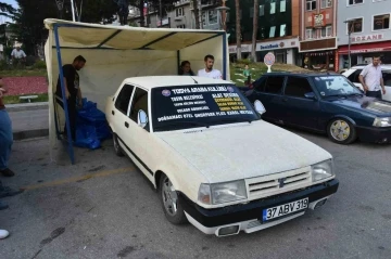 Modifiye ettikleri otomobili pirinç taneleri ile kapladılar
