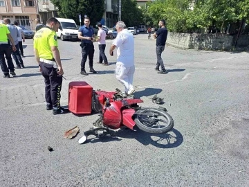 Moto kurye ile otomobil çarpıştı: 1 yaralı
