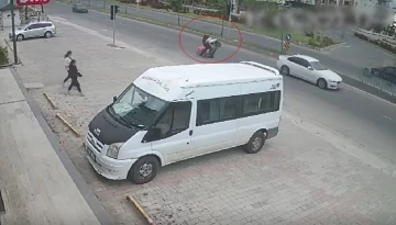 Moto kuryenin şaha kaldırma şovu kazayla bitti: O anlar kamerada
