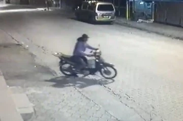 Motosiklet hırsızı önce kameraya sonra polise yakalandı