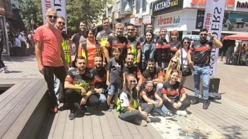 Motosiklet kazasında kaybettikleri arkadaşları için su dağıttılar
