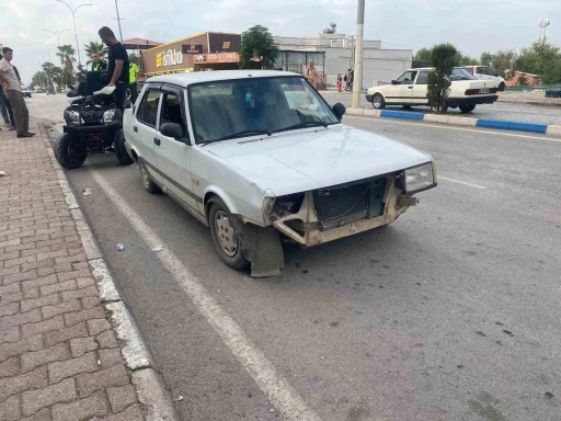 Motosiklet sürücüsü önce otomobile, sonra yayalara çarptı: 3 yaralı
