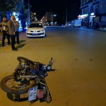 Motosikletin çarptığı adam ağır yaralandı: Kaza anı kamerada
