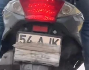 Motosikletin plakasını kapatarak gezen sürücü polise yakalandı