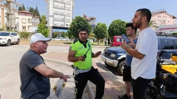 Motosikletlere çarpıp kaçan sürücüyü peşinden koşarak yakaladı
