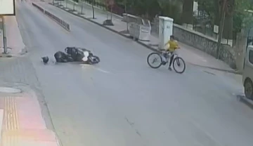 Motosikletli genç, bisikletli çocuğa çarpmamak için kendini feda etti
