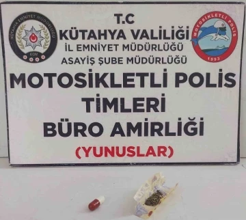 Motosikletli şahsın üzerinde uyuşturucu bulundu
