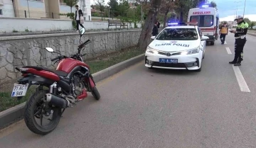 Motosikletten düşen anne ve kızı ölümden döndü
