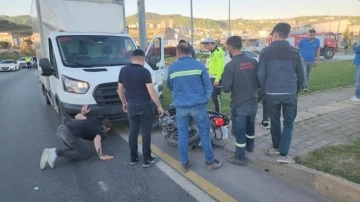 Motosikletten savrularak kamyonetin altında kalan 2 kişi yaralandı
