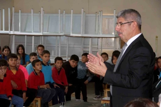 MSKÜ Rektörü Kaçar, mezun olduğu okulda kariyer planlama günlerine katıldı
