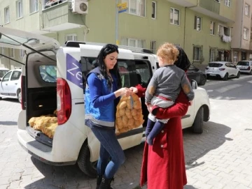 Mudanya Belediyesi ilçedeki vatandaşlara 30 ton patates dağıtıyor