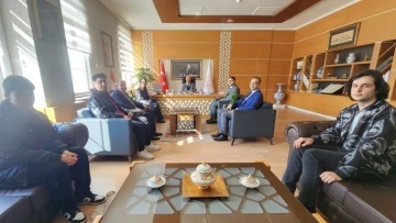 Müdür Başyiğit, klavye yarışmasında Türkiye derecesi elde eden öğrencileri kabul etti
