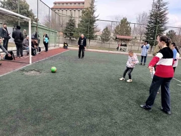 Müdür Kasapoğlu, down sendromlu gençlerle buluştu
