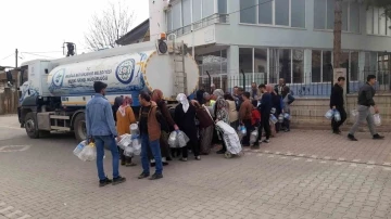 Muğla Büyükşehir ekipleri çadır kentlerin su ihtiyaçlarını karşılıyor
