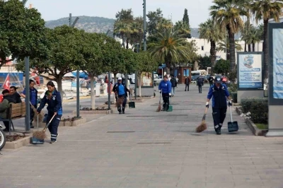 Muğla sokaklarının temizliği kadınlara emanet
