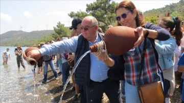 Muğla'da düzenlenen dostluk ve doğa yürüyüşünde Akdeniz'den alınan su Ege'ye döküldü