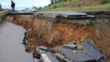 Muğla'da sağanak nedeniyle kara yolunda çökme oluştu