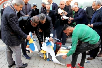 Muhtarlar, Paludan’ın fotoğrafı ve İsveç bayrağının olduğu pankartı yaktı
