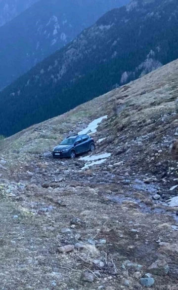 Multat Yaylası’nda aracıyla mahsur kalan Arap turist için seferber oldular
