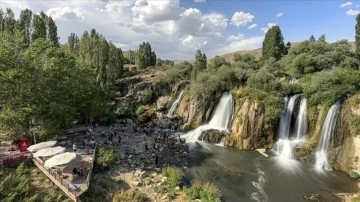 Muradiye Şelalesi'nin debisi sıcak hava ve buharlaşma nedeniyle düştü