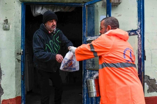 Muratpaşa sıcak desteğini aksatmadı
