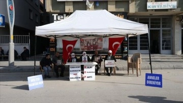 Muşlu aileler çocuklarına kavuşma ümidiyle HDP önündeki eylemini sürdürdü