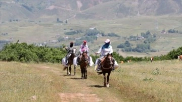 Muş'ta berivanlar, hayvanları sağmak için ATV ve atlarla yaylaya çıkıyor