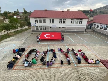 Mutki’de öğrenciler 100 yıl koreografi gösterisi
