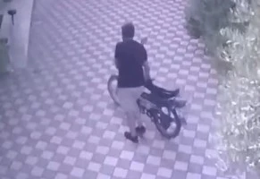 Namaz kılma bahanesiyle imamın motosikletini çaldı