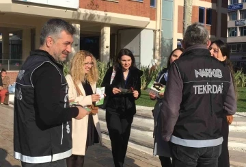 Narkotik polisi gençleri uyuşturucunun zararları hakkında bilgilendiriyor
