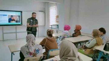 Narkotik polisi vatandaşları uyuşturucu konusunda bilgilendirdi
