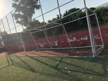 Narlıdere’deki Ali Artuner Stadyumu harabeye döndü
