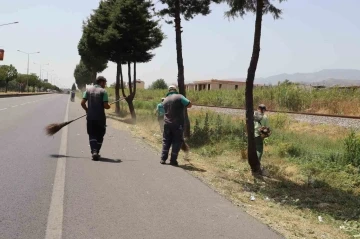 Nazilli Belediyesi’nin çalışmalarıyla karayolu temizlendi
