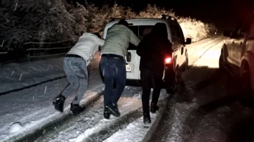 Nebiyan Dağı beyaza büründü, araçlar yollarda kaldı
