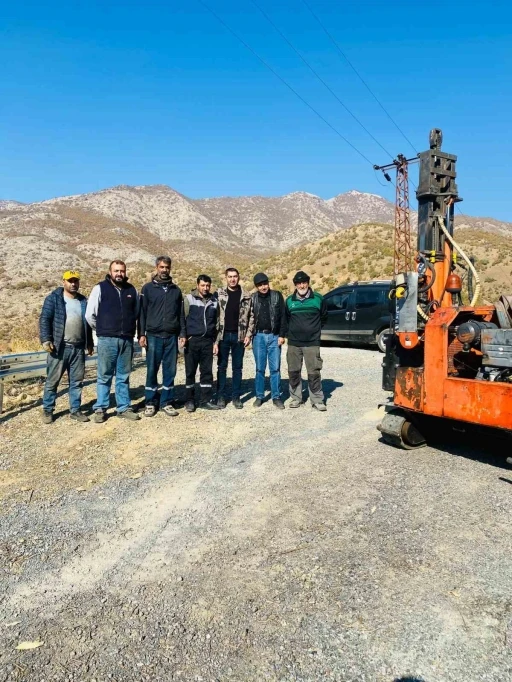 Nehri köyünün yolu çelik bariyerlere kavuştu
