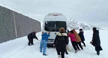 Nemrut Dağı’nda mahsur kalan 14 turist kurtarıldı
